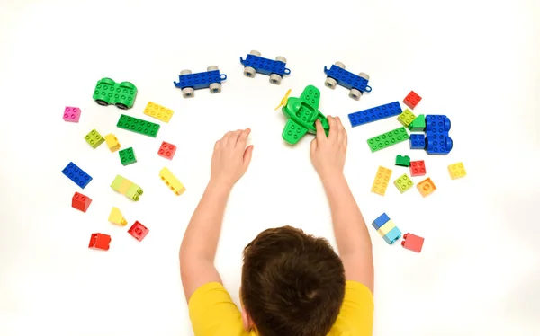 Закрийте Хлопчачі Руки Граючи Іграшковим Літаком Іграшковою Цеглою Білому Тлі — стокове фото