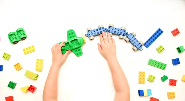 Close Jongen Handen Spelen Met Speelgoed Vliegtuig Speelgoed Bakstenen Witte — Stockfoto
