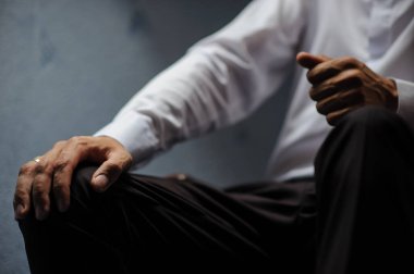 Yakından bir adamın resmi. Beyaz gömlek nasıl giyilir?