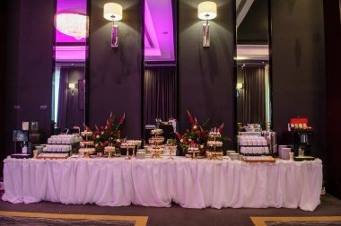 Farklı tatlılarla süslenmiş düğün dörtlüsü.