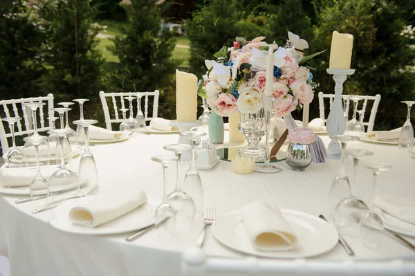 Mesa Banquete Recepción Boda Decorada Con Peonías Rosas Rosadas Copas — Foto de Stock