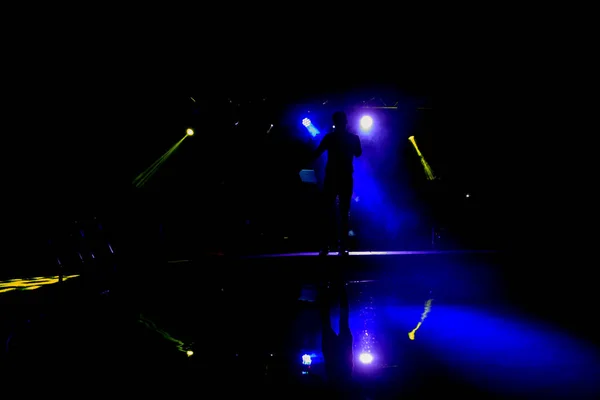 在游泳池的晚会上 舞台上有一位歌手的深色轮廓 背景明亮多彩的灯光 一个乐队的音乐会 — 图库照片