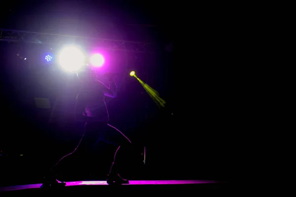 Soirée Piscine Avec Silhouette Sombre Chanteur Sur Scène Fond Avec — Photo