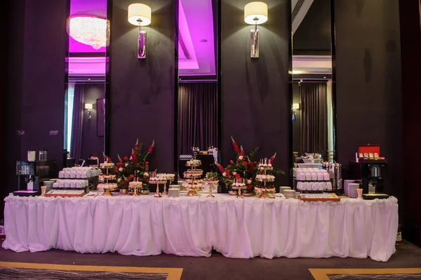 Farklı tatlılarla süslenmiş düğün dörtlüsü.