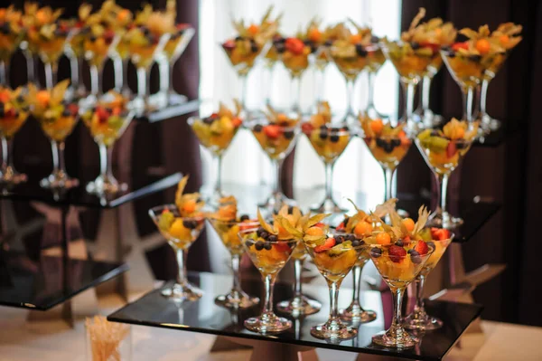 Hochzeitsdekoration Bankett Mit Gläsern Mit Vielen Verschiedenen Früchten Auf Einem — Stockfoto