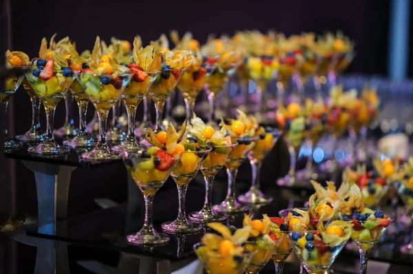 Banquet Décoration Mariage Avec Des Lunettes Avec Nombreux Fruits Différents — Photo