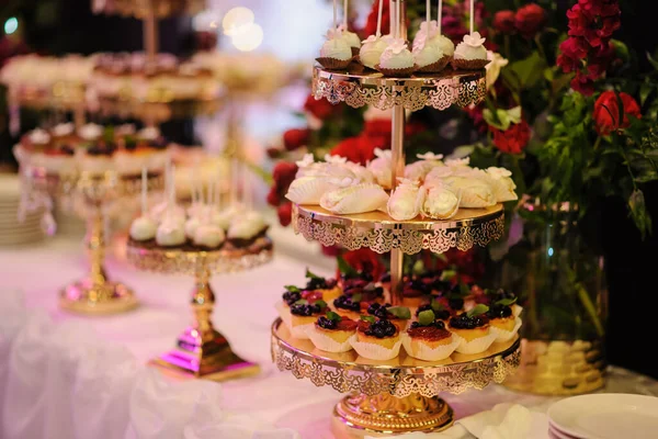 Farklı tatlılarla süslenmiş düğün dörtlüsü.