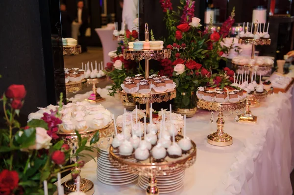 Farklı tatlılarla süslenmiş düğün dörtlüsü.