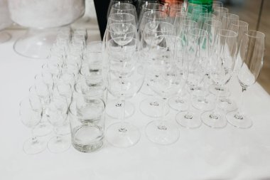 Masadaki bir sürü farklı bardağı kapat.