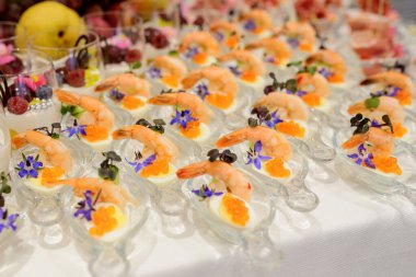 Düğün masası abur cuburlarını deniz ürünleriyle kapatın.