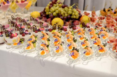 Düğün masası abur cuburlarını deniz ürünleriyle kapatın.