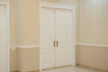 İçerideki beyaz ahşap kapı. Kimse yok.