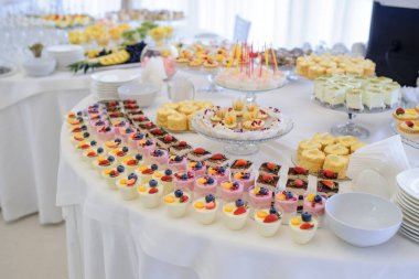 Düğün resepsiyonu. Parti şekerleme masası.