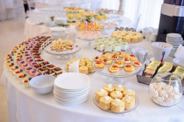 Düğün resepsiyonu. Parti şekerleme masası.