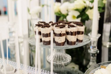 Düğün resepsiyonu. Parti şekerleme masası.