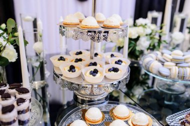 Düğün resepsiyonu. Parti şekerleme masası.