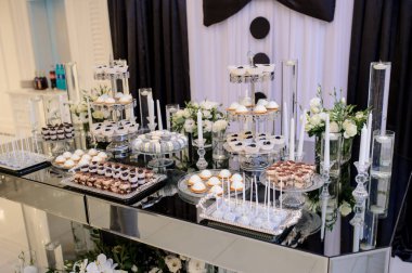 Düğün resepsiyonu. Parti şekerleme masası.