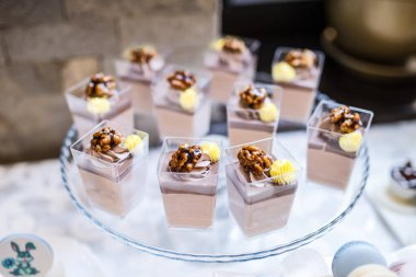 Düğün resepsiyonu. Parti şekerleme masası.