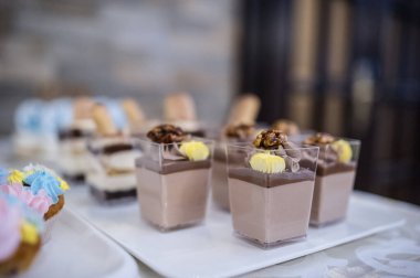 Düğün resepsiyonu. Parti şekerleme masası.