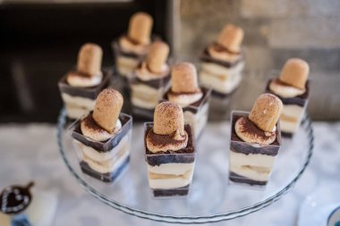 Düğün resepsiyonu. Parti şekerleme masası.