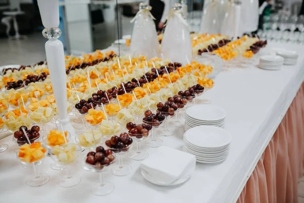 Düğün resepsiyonundaki tatlı meyveli çikolata: üzüm, ananas ve mango.