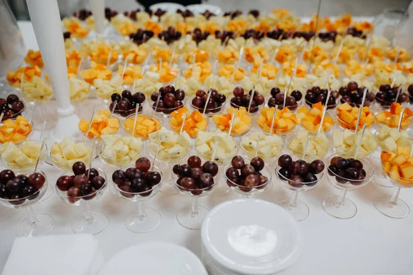 Esküvői Fogadás Party Cukorka Bar Édes Gyümölcsök Szőlő Ananana Mangó — Stock Fotó