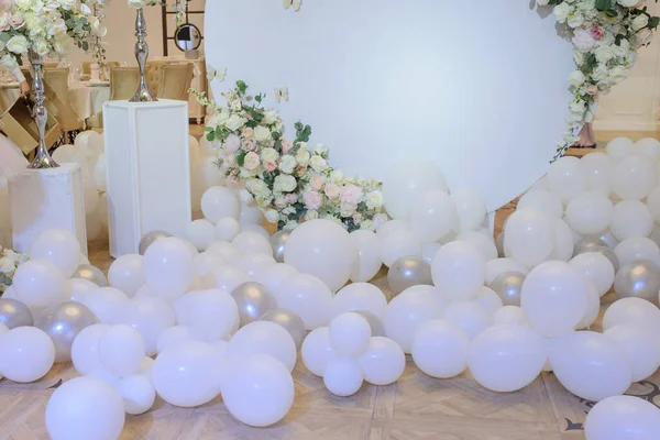 Hochzeitsgesellschaft Fotokabine Zone Mit Weißen Rosen Vasen Und Luftballons Auf — Stockfoto