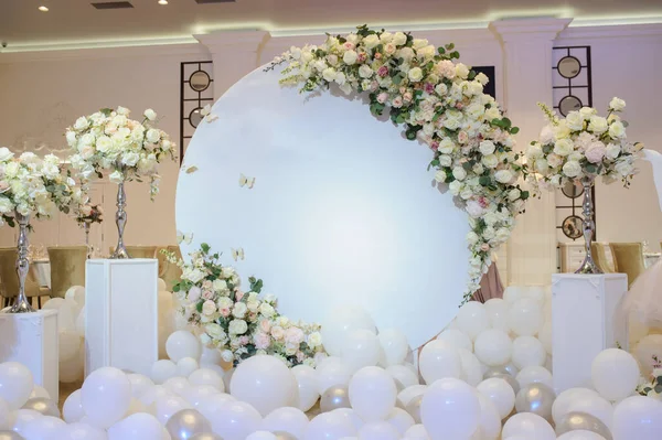 床に白いバラの花瓶や風船で飾られた結婚式のパーティー写真ブースゾーン — ストック写真