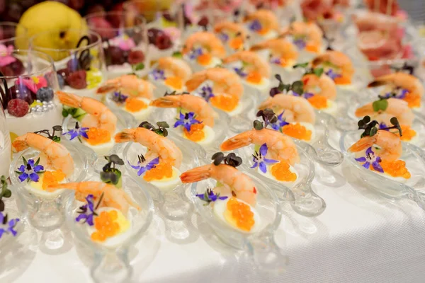 Düğün masası abur cuburlarını deniz ürünleriyle kapatın.