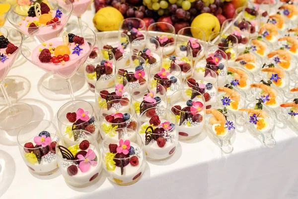 Düğün masası abur cuburlarını kapatın.