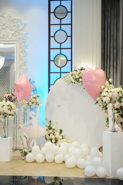 花器に白いバラで飾られたウェディングパーティーフォトブースゾーン 床に風船 そしてバレリーナのシルエット — ストック写真