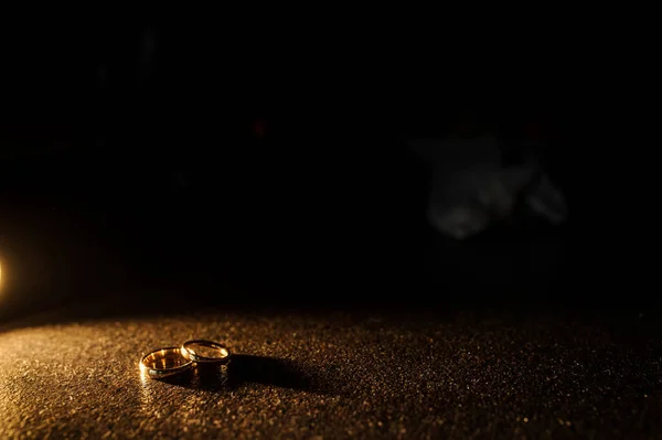 Κοντινό Πλάνο Δύο Χρυσά Δαχτυλίδια Γάμου Της Νύφης Και Του — Φωτογραφία Αρχείου