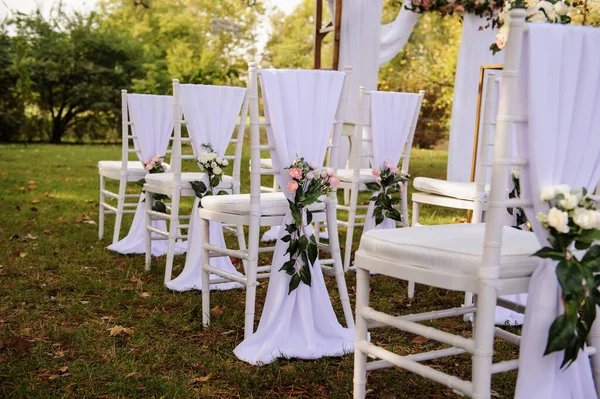 Primer Plano Sillas Vintage Blancas Decoradas Con Flores Blancas Rosas — Foto de Stock