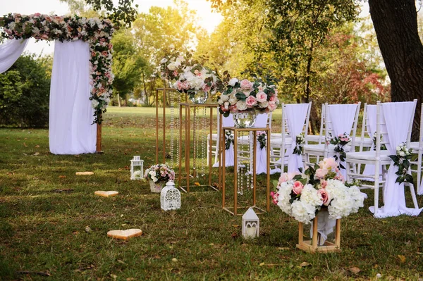 Förberedelse För Bröllopsceremoni Utomhus Parken Skogen Trä Båge Och Stolar — Stockfoto