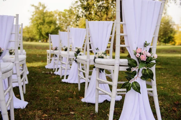 Close Weiße Vintage Stühle Mit Weißen Und Rosa Blumen Rosen — Stockfoto