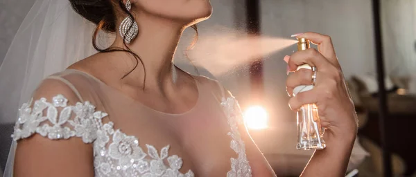 Sluit Bruiden Met Een Fles Parfum Spuit Het — Stockfoto