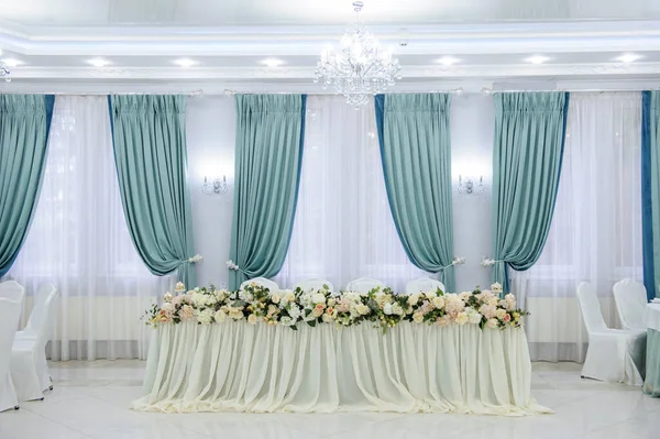 結婚式のレセプション装飾レストラン ヴィンテージインテリア ナイフ フォーク 花のテーブル — ストック写真