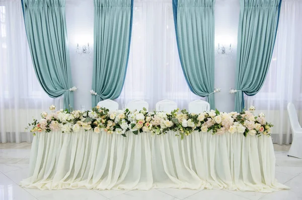 Düğün Resepsiyonu Dekorasyon Restoranı Klasik Mekan Tabakları Bıçakları Çatalları Çiçekleri — Stok fotoğraf