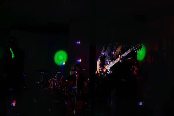 Sylwetka Gitarzysty Scenie Oświetleniem Show — Zdjęcie stockowe