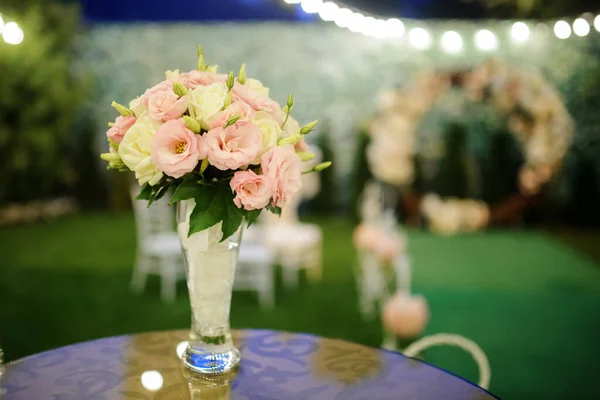 結婚式の花嫁の花の花束を木製の床に閉じます — ストック写真