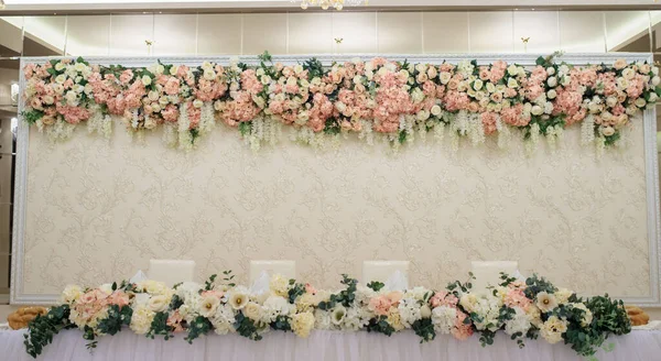 Cerrar Decoración Mesa Boda Con Flores Blancas Peonías Rosas Con —  Fotos de Stock