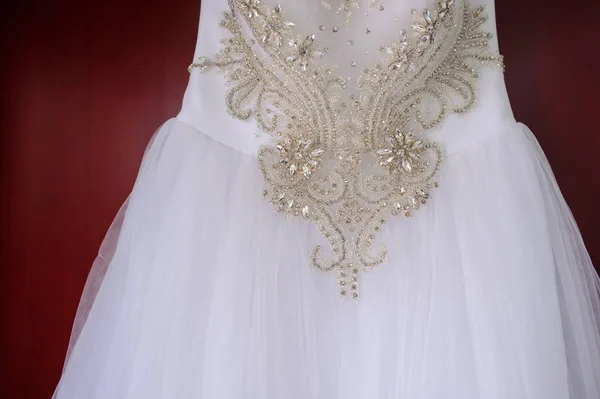 Nahaufnahme Braut Weißes Kleid Mit Kristallen Verziert — Stockfoto