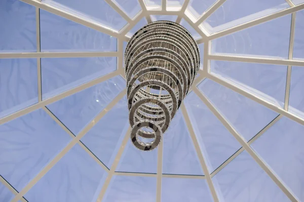 Tavandaki kristalden dairesel avize ışığı