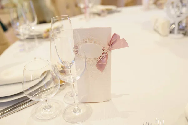ヴィンテージレストランから結婚式のレセプションテーブルを閉じます テーブルの上には プレート ワイングラス ナイフ フォーク ナプキンがあります ロイヤリティフリーのストック画像
