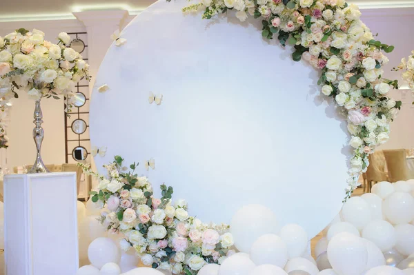 Фотобудка Свадебной Вечеринки Украшенная Белыми Розами Вазах Воздушных Шарах Полу Стоковое Изображение