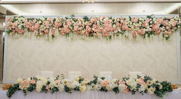 白い花の牡丹とバラと結婚テーブルの装飾を閉じます あなたのためのスペースとテキスト ストック画像