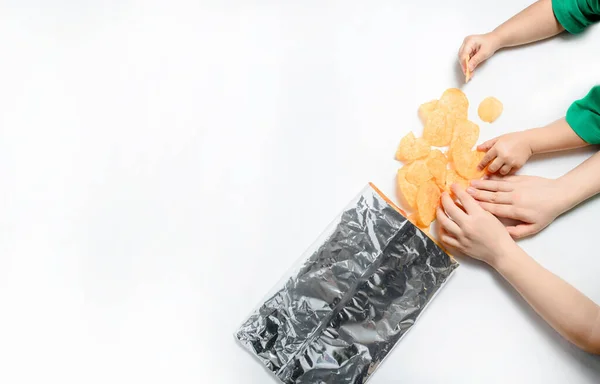 Dzieci Ręce Biorąc Smażone Chipsy Ziemniaczane Białym Tle Wolnego Miejsca — Zdjęcie stockowe