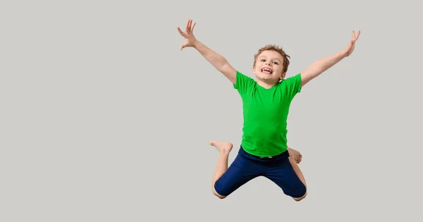 Ragazzino Felice Shirt Verde Sfondo Grigio Sorride Ride Salta Bambini — Foto Stock