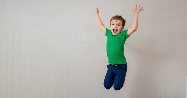 Ragazzino Felice Shirt Verde Sfondo Grigio Sorride Ride Salta Bambini — Foto Stock