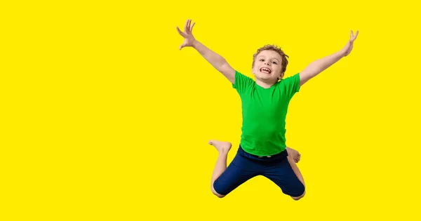 Boldog Kisfiú Zöld Pólóban Sárga Háttérrel Mosolyog Nevet Ugrál Gyerekek — Stock Fotó